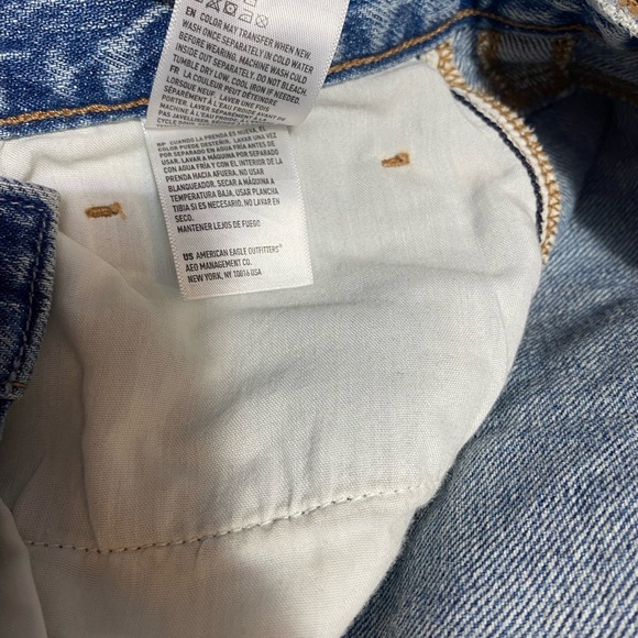 American Eagle Outfitters Blue Mom Jeans Light Wash - Picture 14 of 16